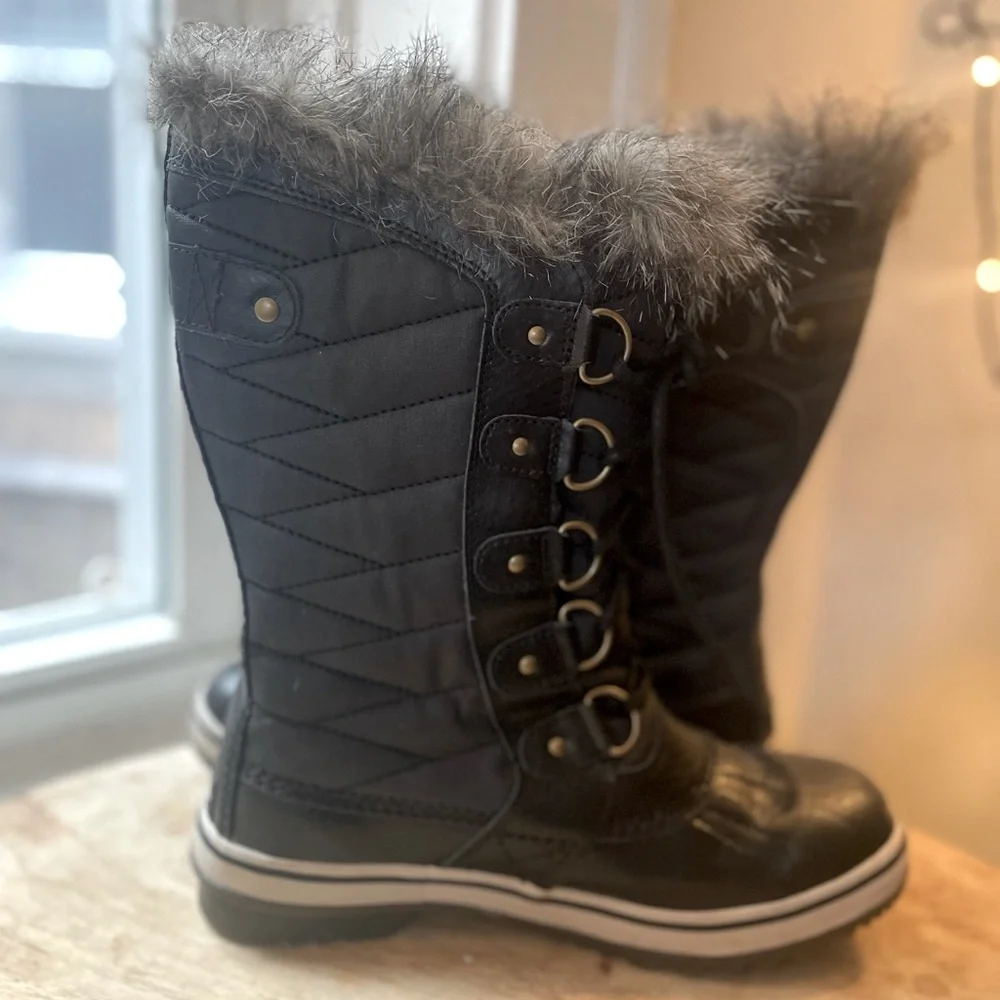 NWOT! Women’s Sorel Tofino II Black Snow/Rain Boots w/Grey Faux Fur Trim Sz 8